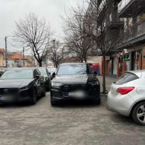 Problemele de parcare din Cluj: Trotuarele, blocate de automobile
