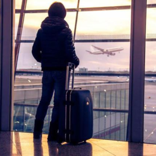 Tinerii români iau în considerare plecarea din țară în perioada alegerilor prezidențiale