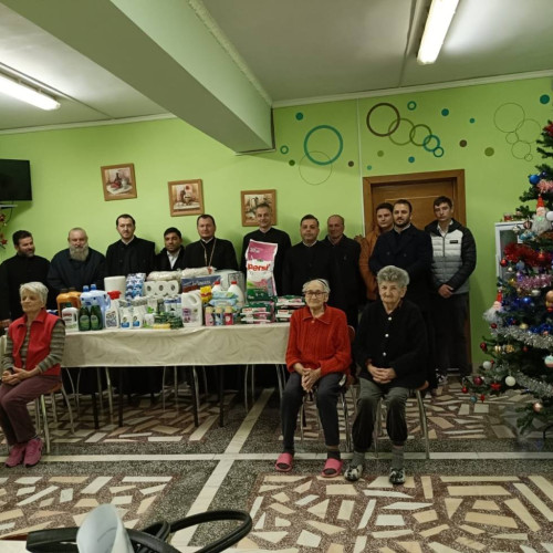 Parohii din Târgoviște sprijină căminul de bătrâni cu produse de curățenie