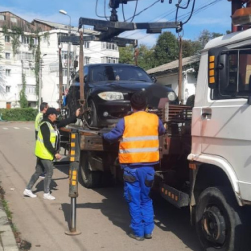 Mașină ridicată de poliție după blocarea accesului în Biserica „Sfântul Antonie”