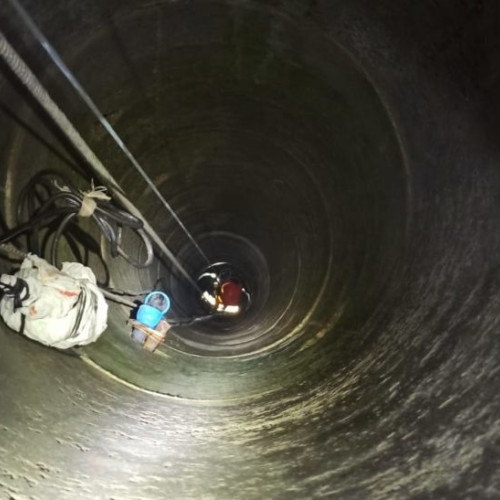 Câine salvat dintr-o fântână adâncă de pompieri în localitatea Băranca