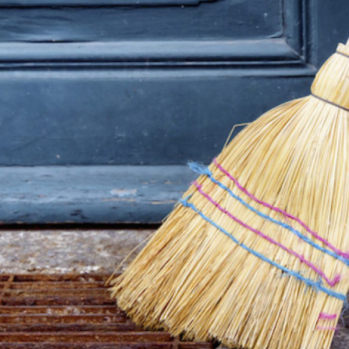 Obiecte din casă pe care nu trebuie să le împrumuți pentru a evita ghinionul