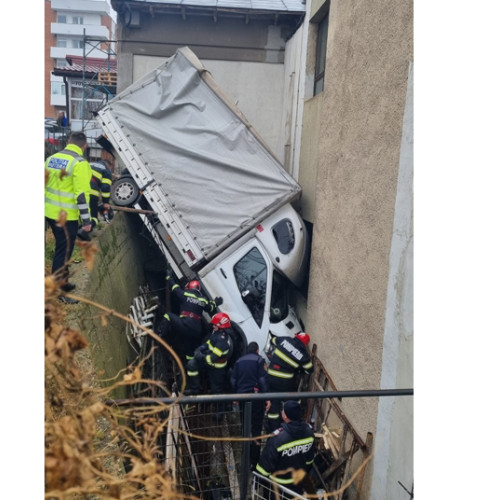 Accident rutier în oraș: un bărbat rănit după ce a pierdut controlul direcției