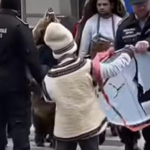 Incident șocant în București: Poliția lovește tobele copiilor care colindau