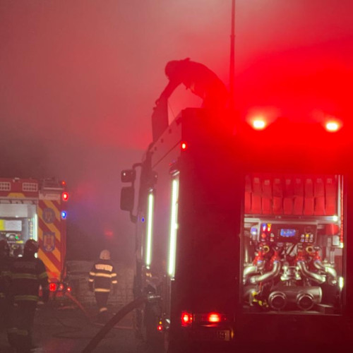Incendiu în Cotu Miculinti: Pompierii intervin rapid pentru stingerea flăcărilor