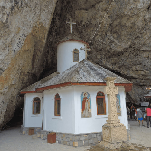 Descoperă misterele ascunse ale munților: aventură și liniște la Peștera Ialomiței din inima Transilvaniei!