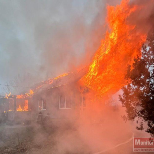 Incendiu devastator în Padureni: o femeie rănită, casa distrusă