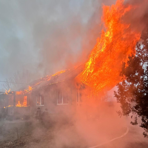 Femeie rănită în urma unui incendiu într-o casă din Pădureni
