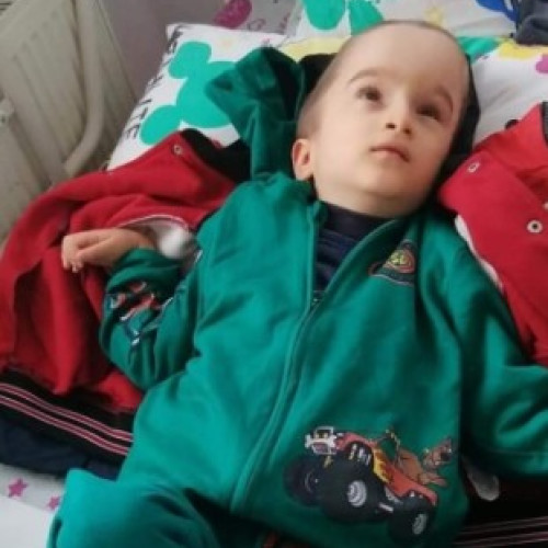 Arsenie, un copil luptător, are nevoie de ajutor pentru o nouă intervenție chirurgicală