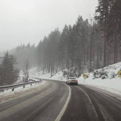Condiții de trafic dificile în România din cauza vremii nefavorabile