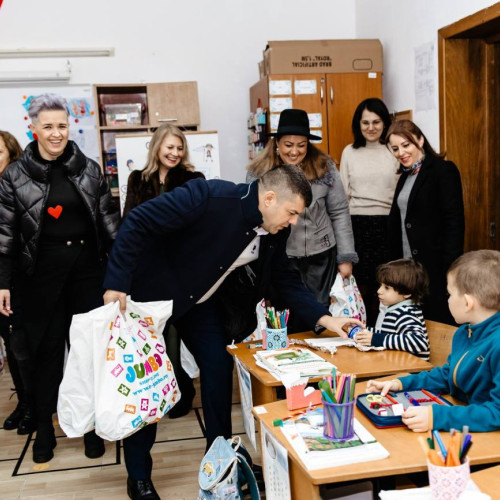 Ofertele de Moș Nicolae aduc bucurie copiilor din Titu