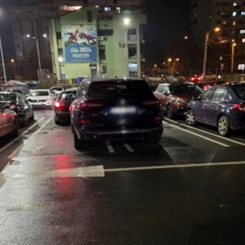 Sofer "barosan" parchează pe două locuri, ignorând regulile