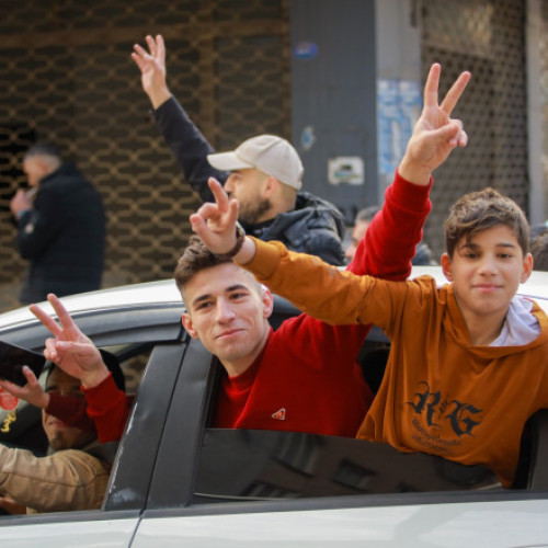 Video Imagini din interiorul palatului prezidențial din Damasc. Rebelii și-au făcut selfie sau au plecat acasă cu piese de mobilier