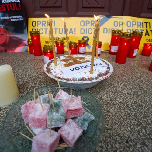 Membrii AUR protestează la Târgu-Jiu împotriva anulării alegerilor prezidențiale