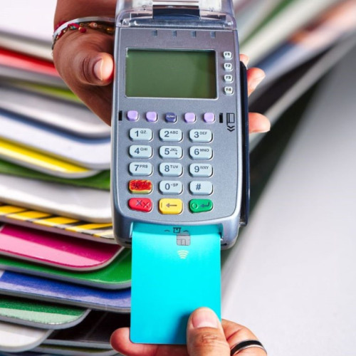 Eliminarea detaliilor imprimate de pe cardurile bancare până în 2030