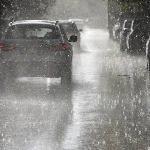 Plouă în Dâmbovița și ninge la munte, meteorologii anunță vreme rea