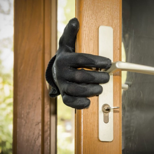 Doi bărbați cercetați pentru tâlhărie calificată, unul reținut pentru 30 de zile