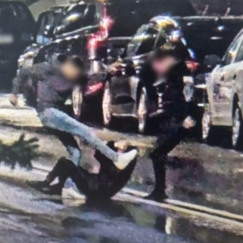 Tânăr bătut pe stradă de trei indivizi, incident surprins de camerele de supraveghere