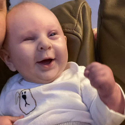 O familie din Sibiu solicită ajutor pentru intervenția chirurgicală a fiului lor în Turcia