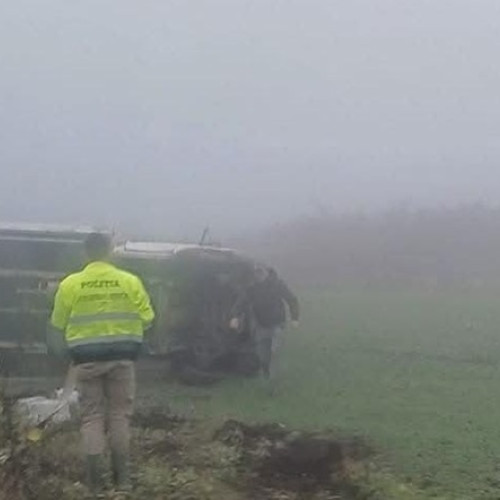 Accident rutier în Agighiol: o autoutilitara s-a răsturnat