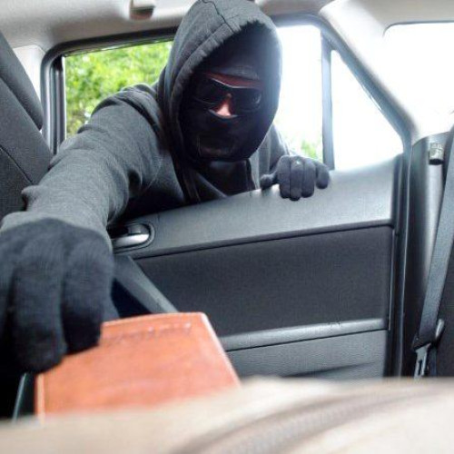 Hoț prins în urma furtului dintr-o mașină parcată în pădure