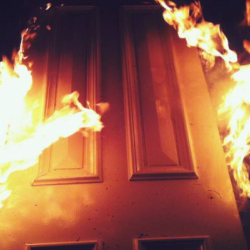 Tânăr din Hunedoara arestat după ce a dat foc unei uși