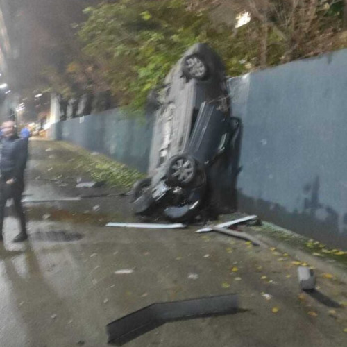 Mașină căzută de la etajul parcării Mega Mall București