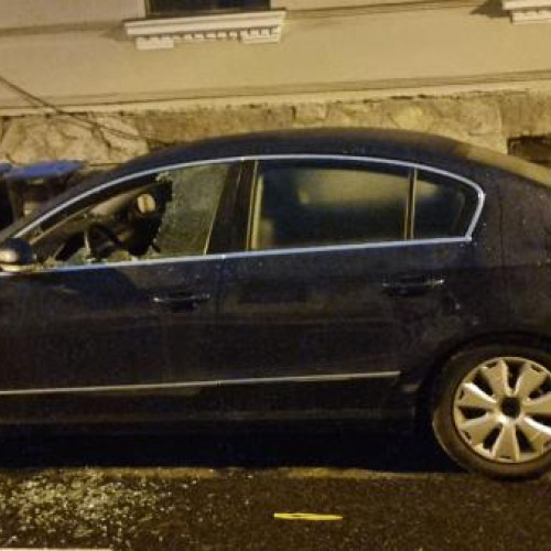 Mașină vandalizată pe o stradă din Cluj în ziua derby-ului U Cluj - CFR Cluj