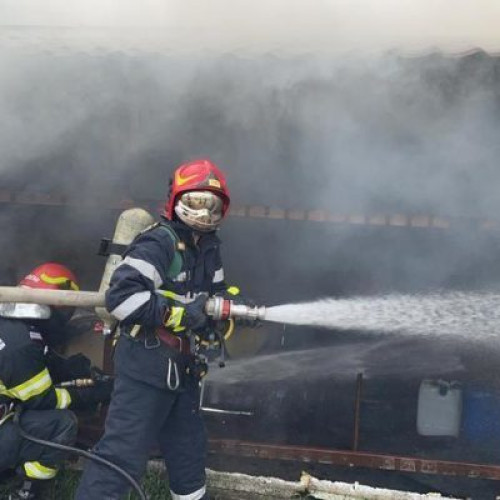 Incendiu în Ştefăneşti: Pompierii intervin pentru stingerea flăcărilor