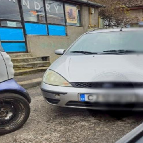 Accident pe strada Bogdan Petriceicu Hasdeu: Sofer agresiv loveste o masina parcata