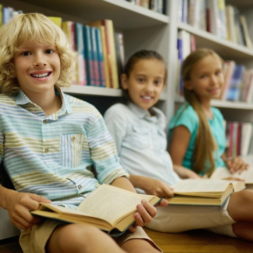 Elevii implicati in promovarea lecturii prin donatii si activitati la biblioteca