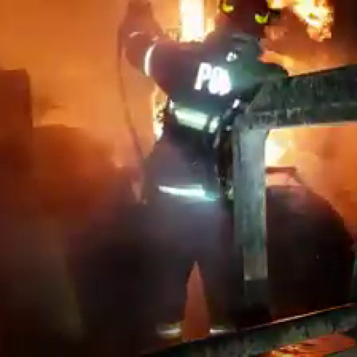 Incendiu în Rădăuți: Pompierii intervin pentru stingerea flăcărilor