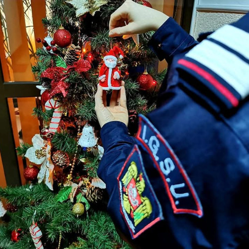 Sfaturi de securitate pentru împodobirea bradului de Crăciun, de la ISU Botoșani