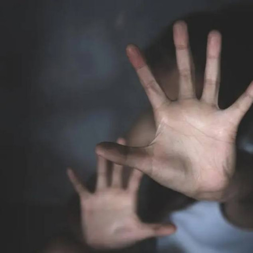 Bărbat de 68 de ani reținut pentru racolarea minorilor în Moreni