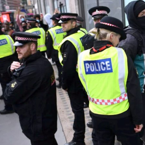 Trei români arestați în Marea Britanie, implicati într-o bandă de furturi din magazine