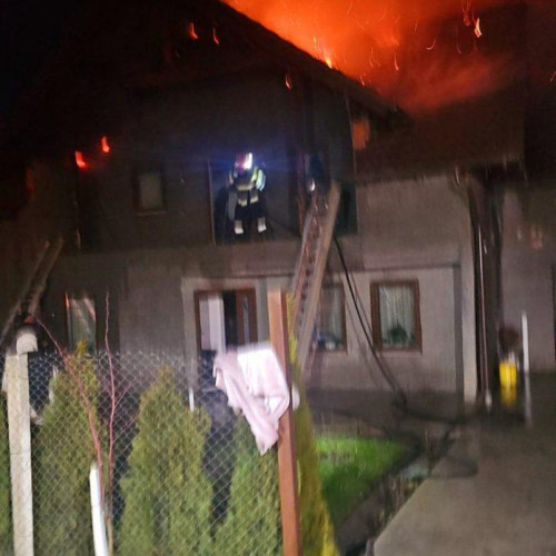 Incendiu devastator în localitatea Prăjeni, o familie fără acoperiș