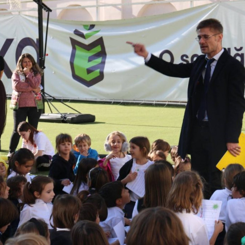 Profesorul Marcel Bartic, amenințat cu moartea, scrie un colind manifest