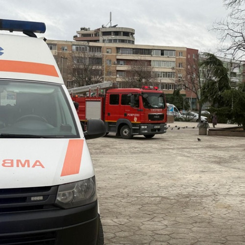 Pompierii intervin la un centru comercial din Tulcea după ce a ieșit fum