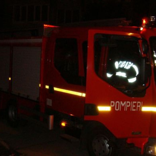 Incendiu pe Aleea Pinului în Dorohoi, provocat de o petardă