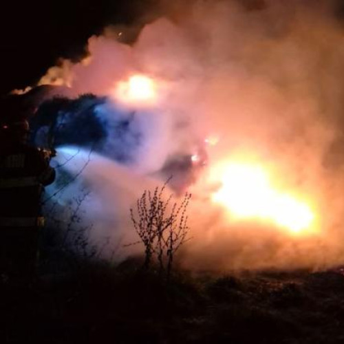 Incendiul de la un depozit agricol din Cluj continuă să fie stins