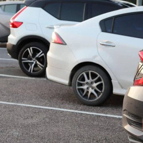 Taxa de 540 lei pe mașinile fără loc de parcare a fost adoptată în Sectorul 4