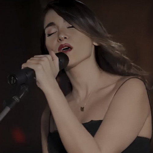 O cântăreață iraniană provoacă controverse cu un concert online fără hijab