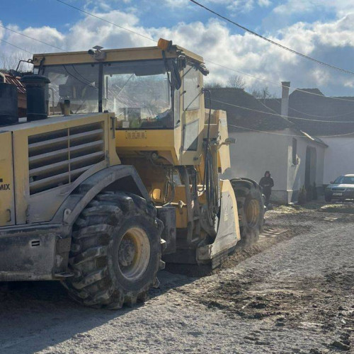 Lucrări de impermealizare a străzii Școlii din Rahău