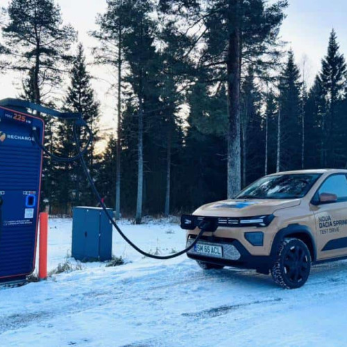 Un roman a ajuns la Cercul Polar cu o Dacia Spring