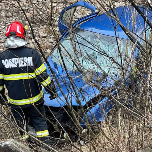 Accident rutier în orașul Câmpeni, cu o mașină căzută în albia unui râu