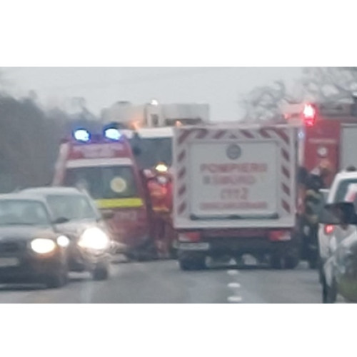 Accident cu patru persoane implicate, două dintre ele transportate la spital