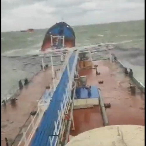 Petrolier rusesc scufundat în strâmtoarea Kerci din cauza unei furtuni