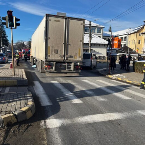 Femeie decedată după ce a fost lovită de un tir pe trecerea de pietoni