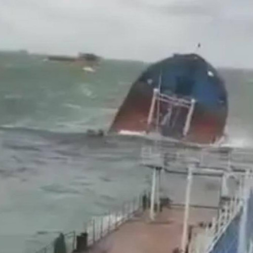 Un petrolier s-a dezmembrat în strâmtoarea Kerch, provocând deversări de petrol