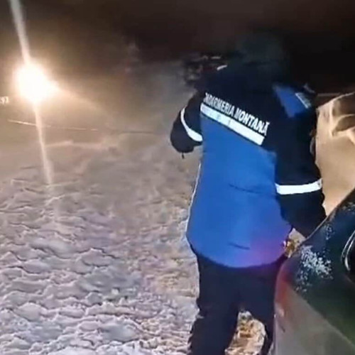 Jandarmii montani din Alba salvează o familie blocată în zăpadă
